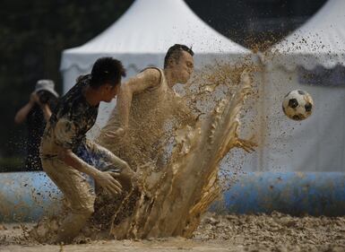 Quattro calci al pallone nel fango a Pechino 1