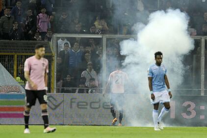 Alta tensione al Barbera: Palermo-Lazio sospesa più volte 3