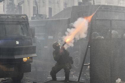 La rivolta di Buenos Aires contro Milei: le foto degli scontri 1