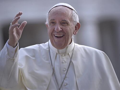 Il Papa visita la tomba di don Milani: "Ora ridare la parola ai poveri"