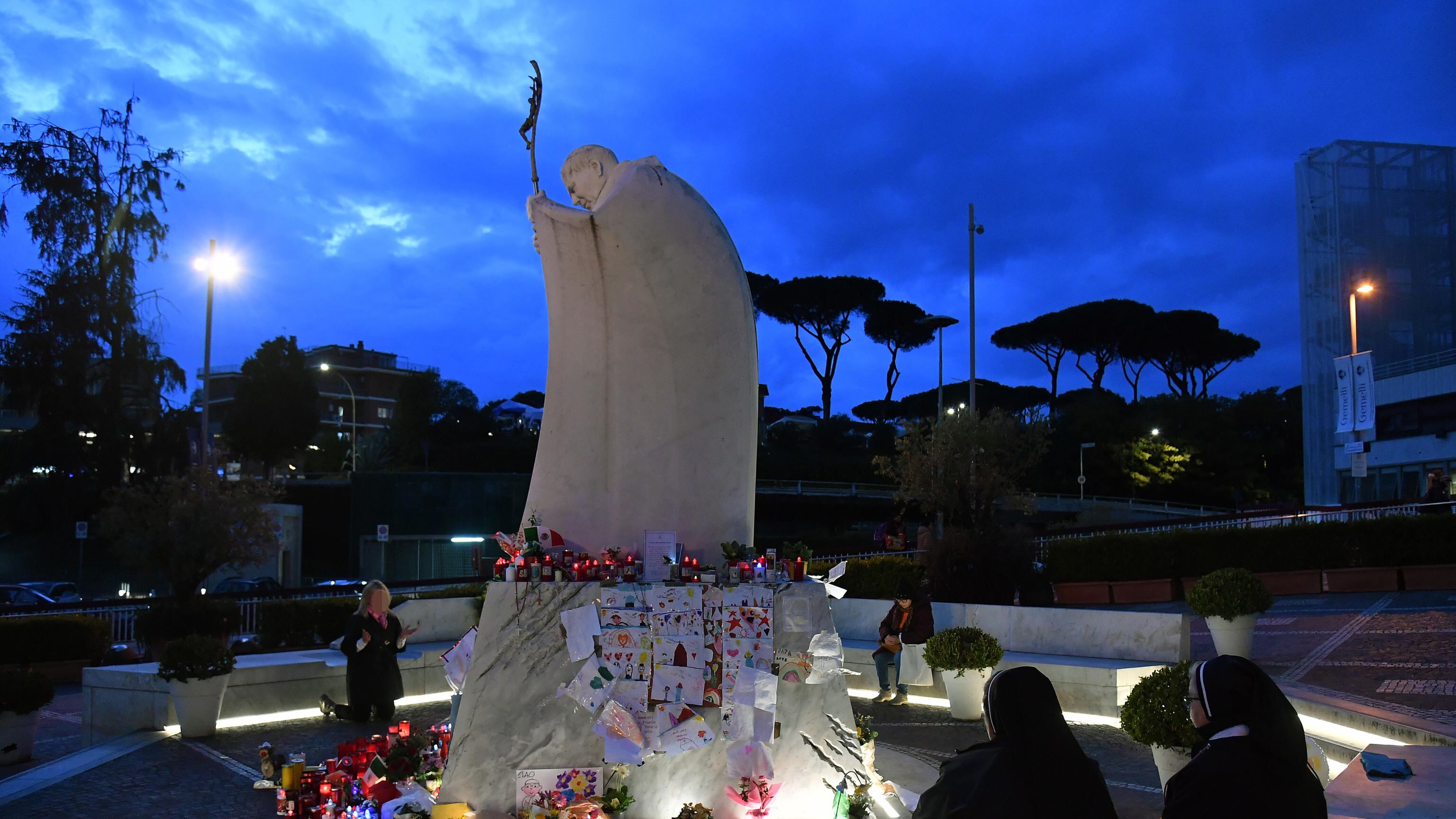 Il Papa mangia cibi solidi e partecipa alla messa