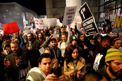 Proteste negli aeroporti contro Trump: "No al bando dei musulmani" 5