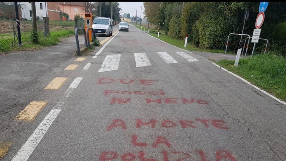 Trieste, la scritta choc a Modena: "Due porci in meno, polizia a morte"
