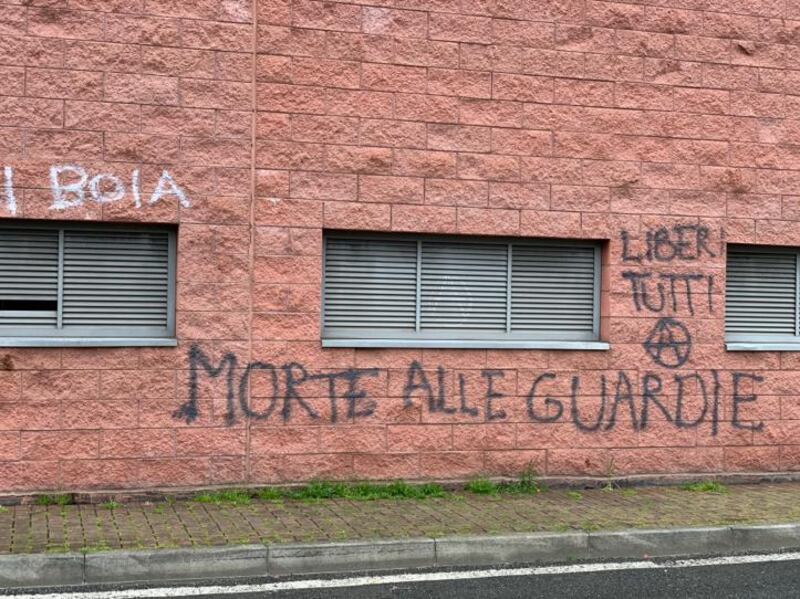 Modena e Bologna, le carceri devastate e le minacce sui muri 5