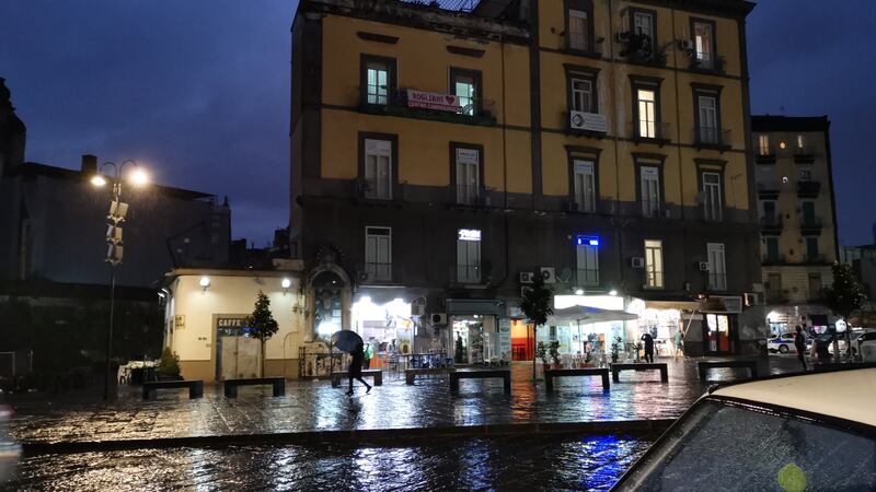 Napoli, sangue tra rifiuti e siringhe a Porta Capuana 4