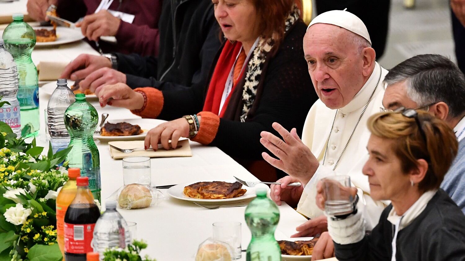 Il Papa pranza coi poveri: "Il vostro dolore sovrastato dal frastuono dei ricchi"