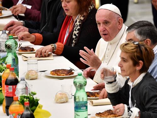 Il Papa pranza coi poveri: "Il vostro dolore sovrastato dal frastuono dei ricchi"