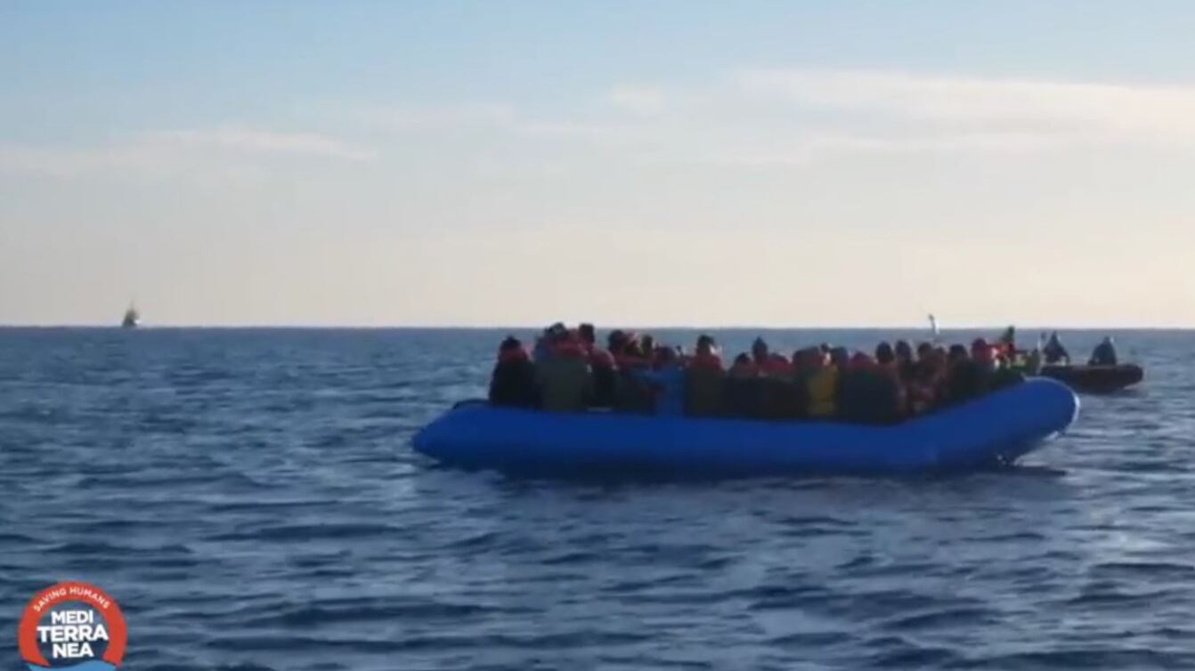 Tutte le violazioni della Ong: "Così portano clandestini in Italia