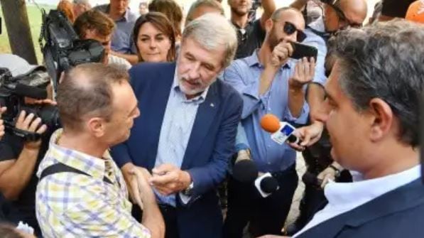 Genova, consegnate le prime case agli sfollati. Il sindaco si commuove