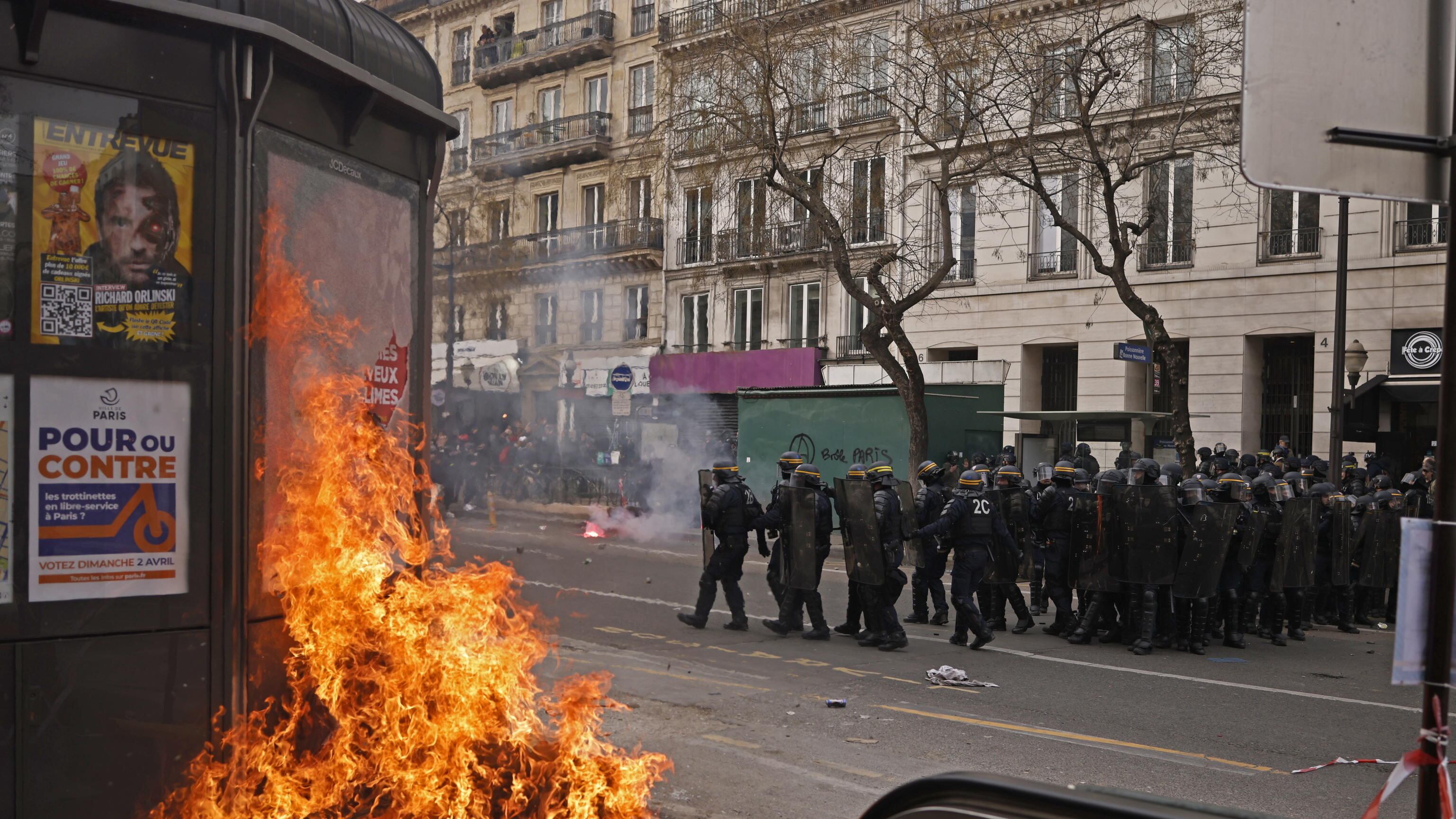 La Francia ribolle. Un milione in piazza contro Macron: scontri a Parigi