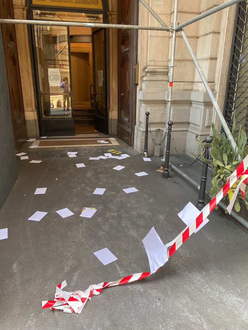 Protesta no-vax sotto la sede de ilGiornale 8