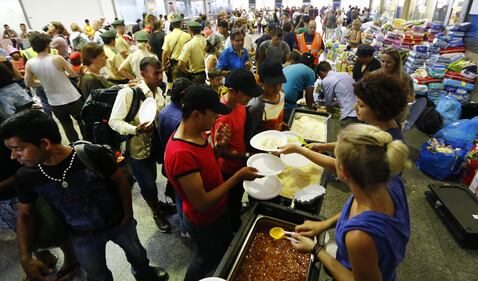 Budapest, gli immigrati prendono d'assalto la stazione 13
