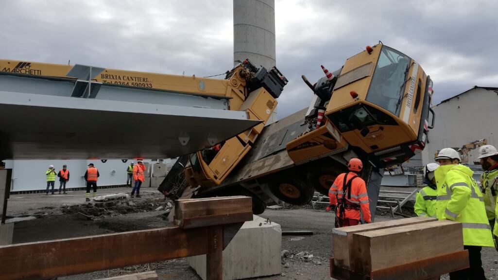 Ponte Genova, gru si inclina nel cantiere: feriti 3 operai