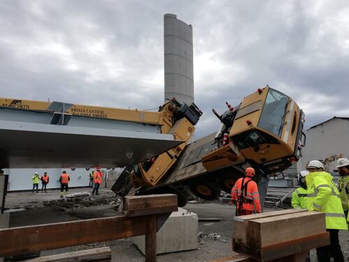 Ponte Genova, gru si inclina nel cantiere: feriti 3 operai