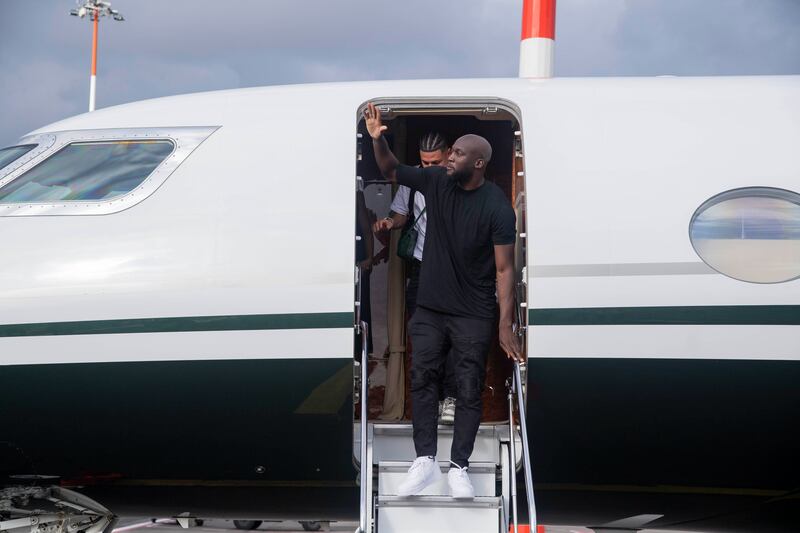 Lukaku scende dall'aereo a Roma