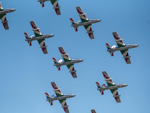 Ecco perché due aerei militari hanno sorvolato Milano: pronto lo show delle Frecce Tricolori