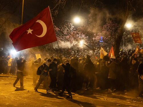 Istanbul difende il suo sindaco: 300mila in piazza e violenti scontri