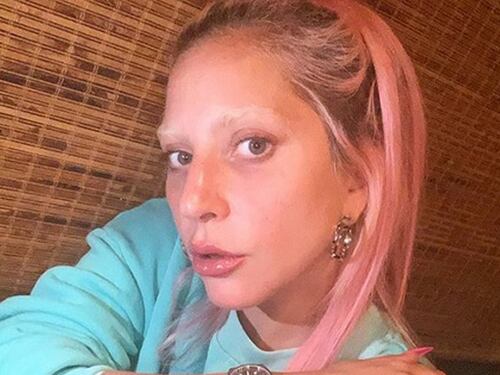 Lady Gaga stupisce: selfie senza trucco e senza sopracciglia