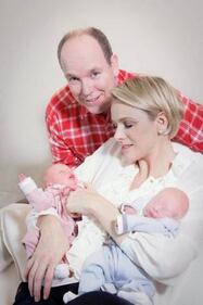 Le prime foto dei gemellini di Alberto e Charlene di Monaco 3