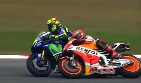 La fotosequenza dello scontro tra Rossi e Marquez 8