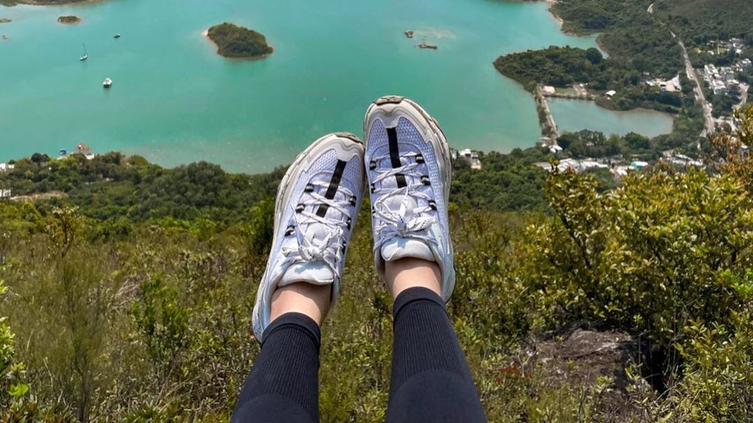 Si fa un "selfie panoramico". L'influencer cade e muore