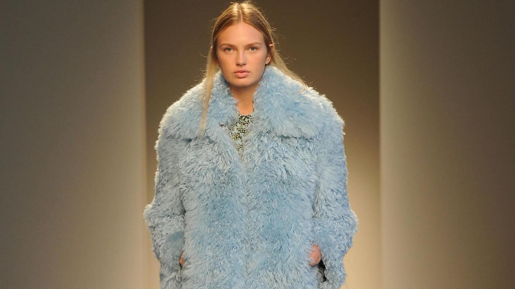 Le ragazze toste di Armani in cappotto a maniche corte