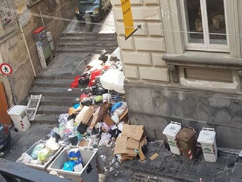Una discarica abusiva a pochi passi dal Museo Madre: la protesta dei residenti