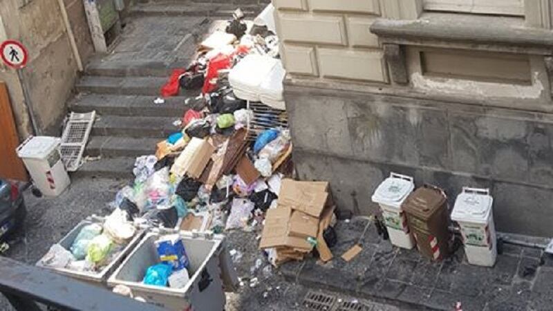 Una discarica abusiva a pochi passi dal Museo Madre: la protesta dei residenti