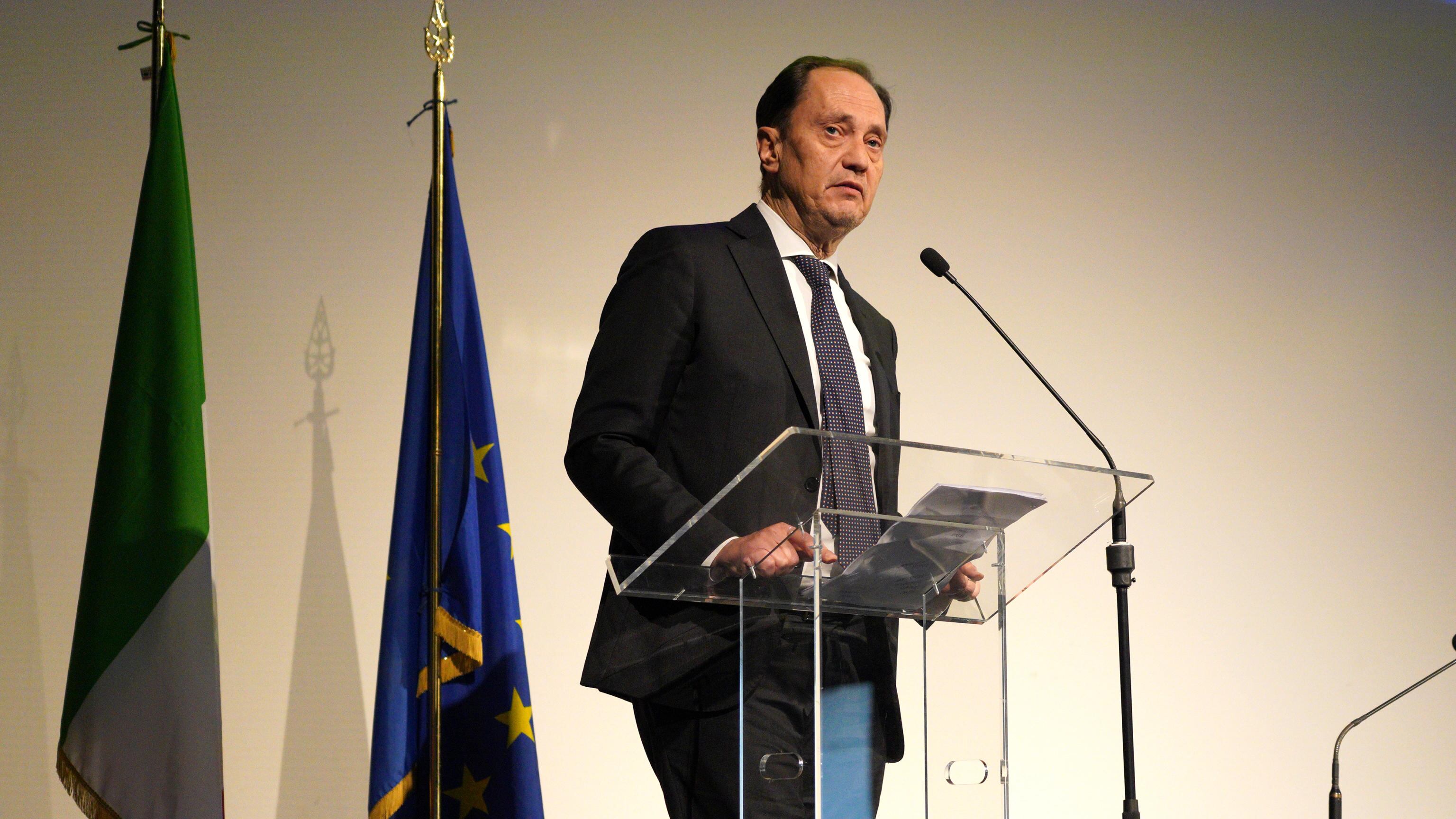 "Uniti per modificare quel grimaldello che aiuta i clandestini. Ormai superati i rilievi della Lega"