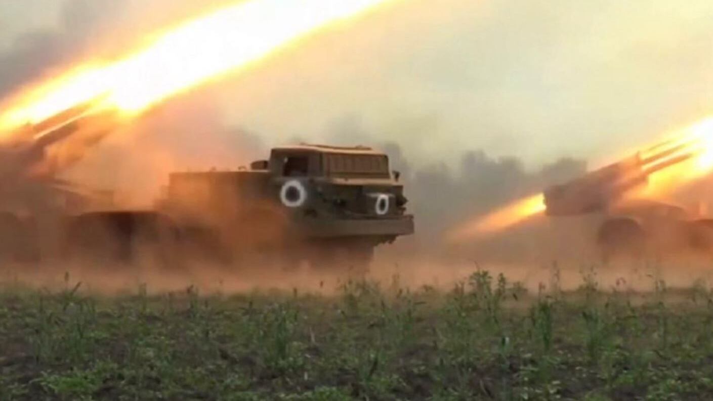 Lanciarazzi Uragan in azione: il video dell'offensiva russa