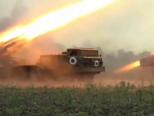 Lanciarazzi Uragan in azione: il video dell'offensiva russa