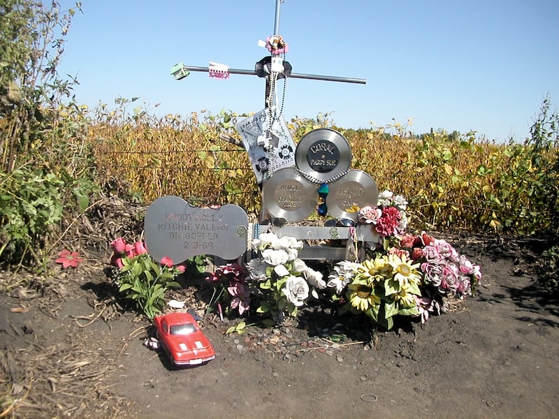 Monumento in memoria di Holly, Valens e The Big Bopper sul luogo dell'incidente