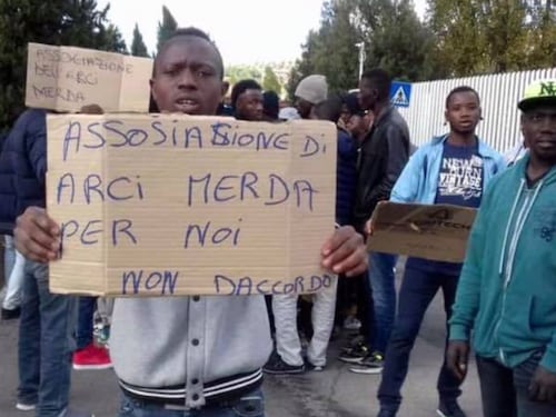 Perugia, migranti contro l'Arci: "Associazione di m..."