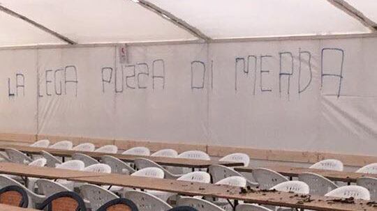 Antagonisti contro la sede della Lega ma vandalizzano il circolo dell'Arci