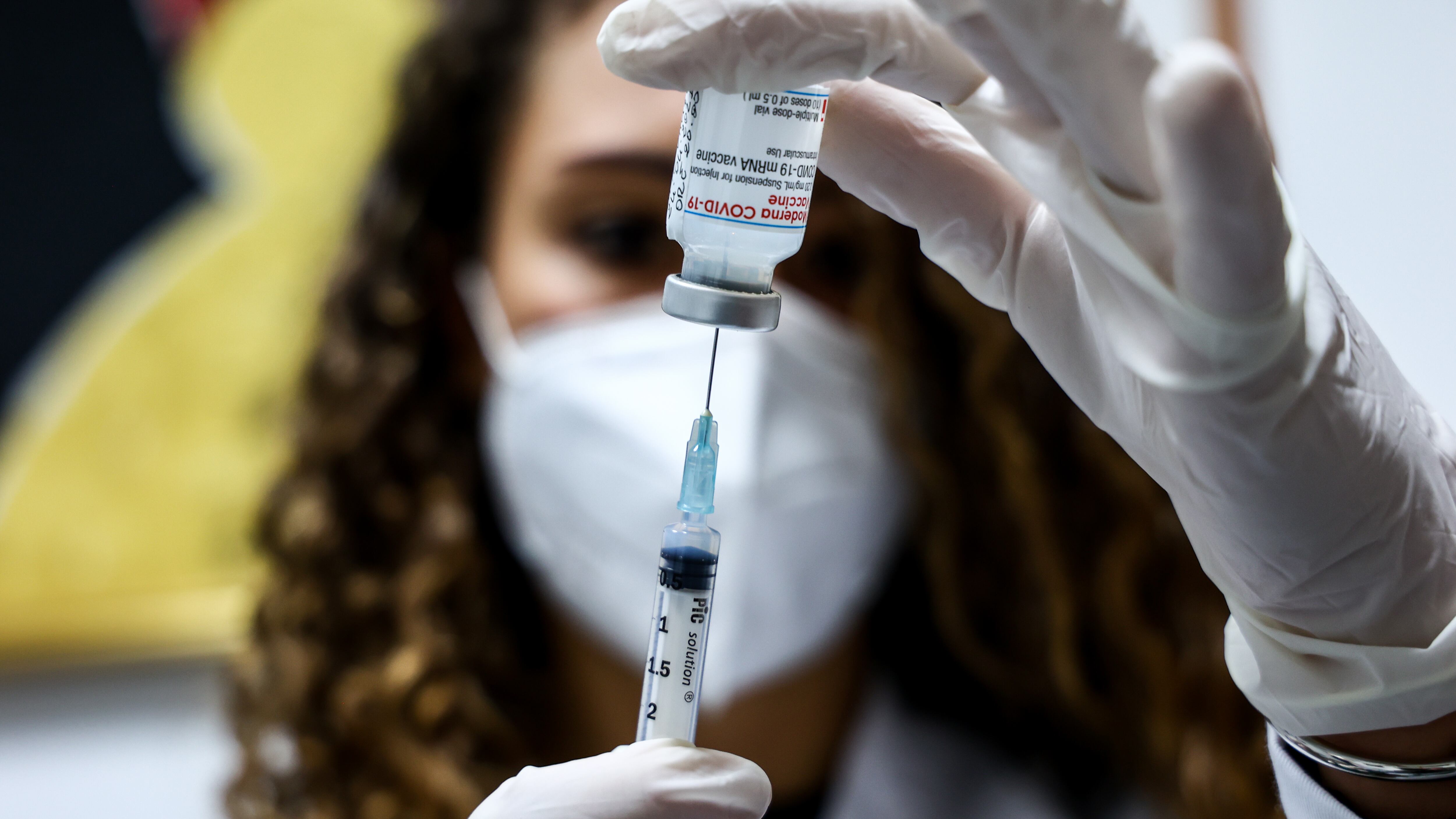 Così cambia il piano: Oxford ai 60-79enni e sì alla seconda dose Pfizer ai più giovani