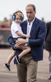 Che capricci, principe George! Tutte le foto alla base militare della Raf e dello "scivolone" sexy di Kate 9