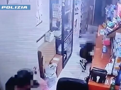 Calci, pugni e schiaffi alla moglie, arrestato 34enne a Catania: nel video le immagini choc