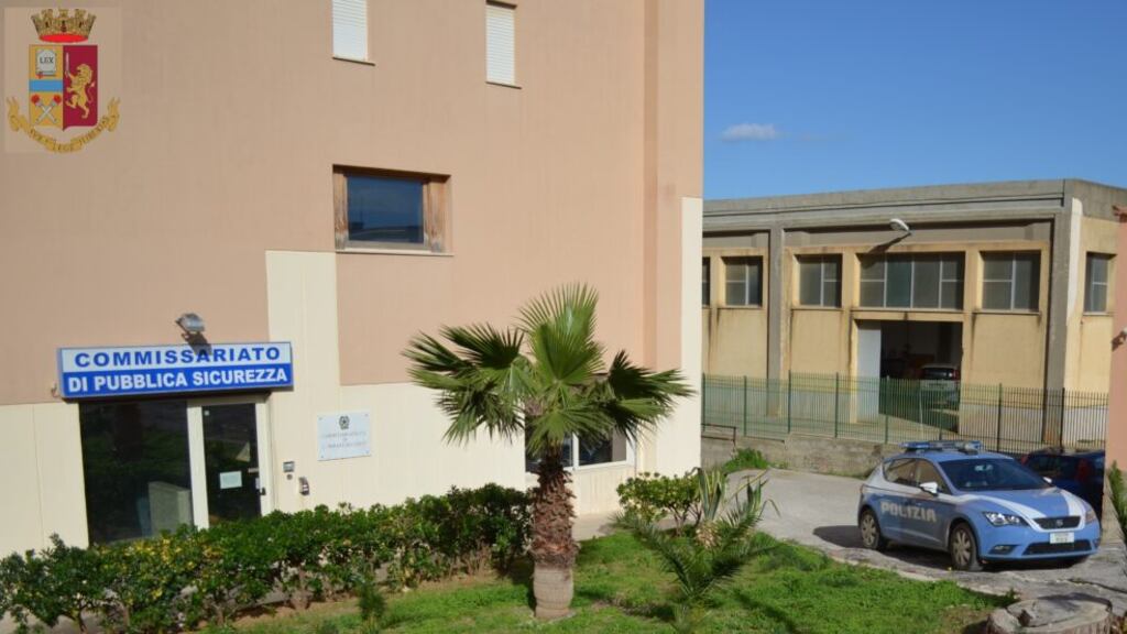 Perseguita la ex moglie, la polizia applica il "codice rosso": uomo ai domiciliari