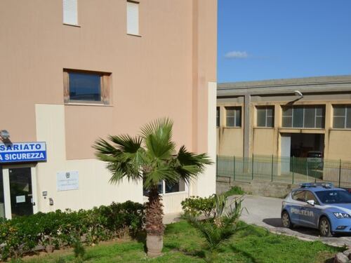 Perseguita la ex moglie, la polizia applica il "codice rosso": uomo ai domiciliari