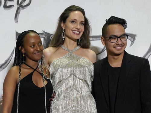 Angelina Jolie sfila sul red carpet di Maleficent con i figli Maddox e Zahara