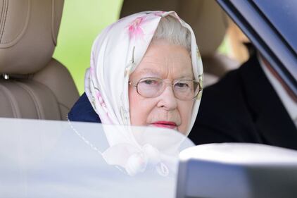 Elisabetta dietro al volante: ancora come da giovane 5
