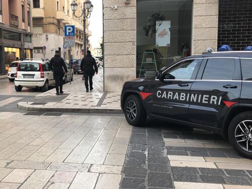 Spara ai carabinieri e fugge: la caccia all'uomo termina a Brindisi
