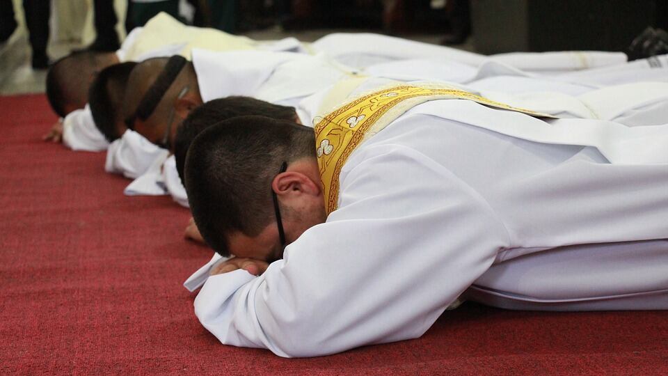 Abusi in Chiesa, il monsignore: "80% compiuto da preti omosessuali"