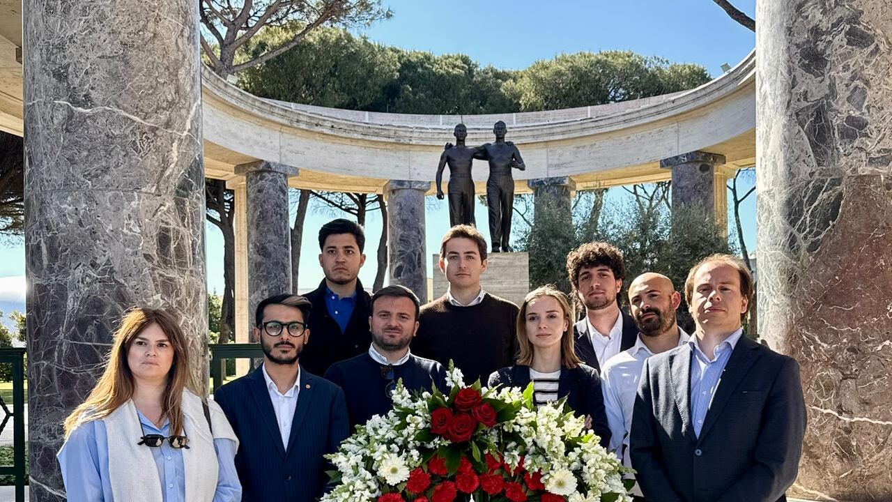 25 aprile, l'omaggio dei giovani di FI ai caduti al Cimitero americano di Nettuno