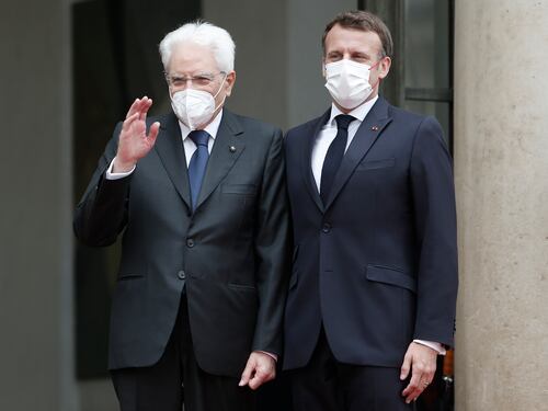 "L'Italia lasciata sola...": l'omaggio di Macron a Mattarella