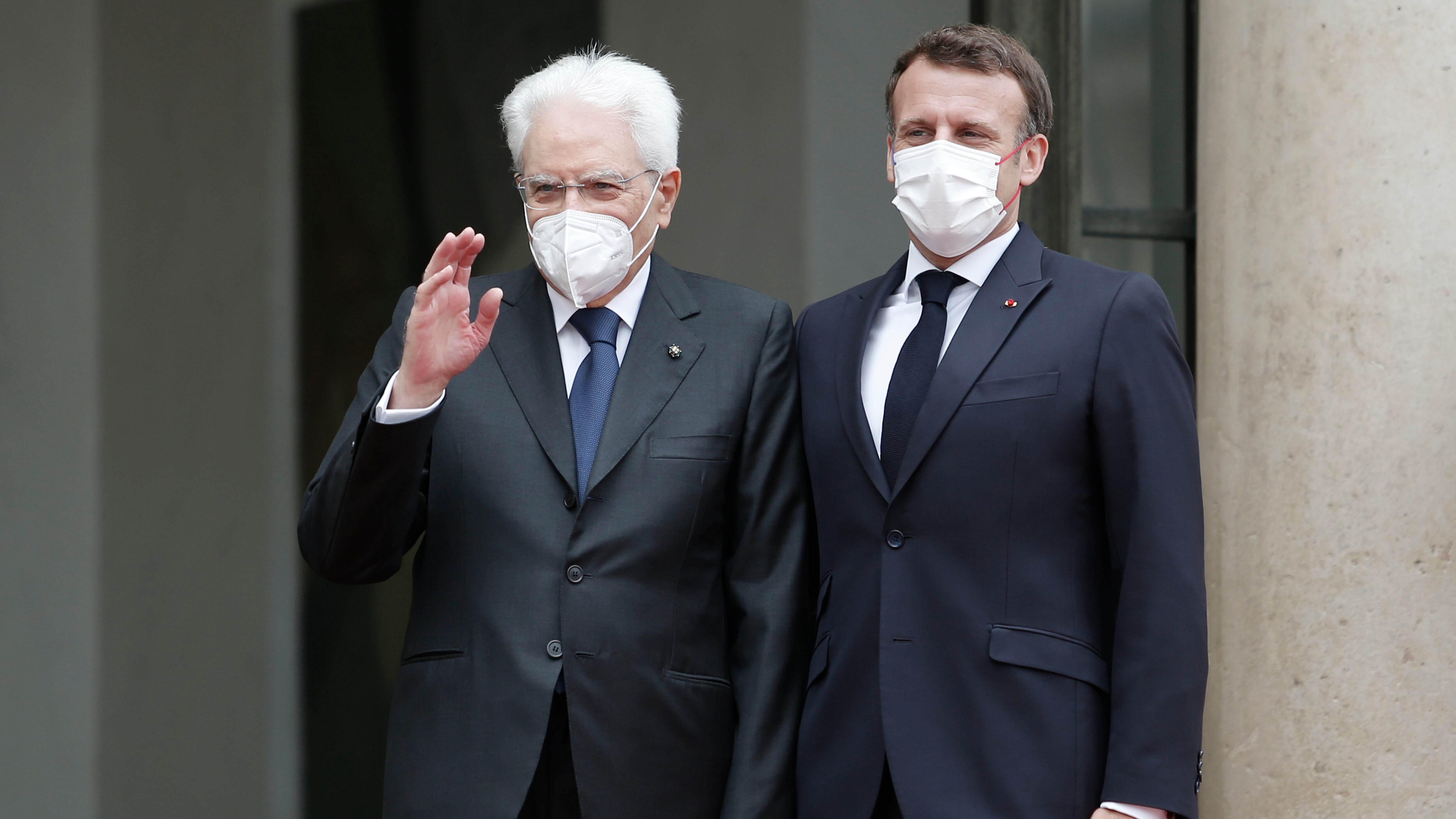 "L'Italia lasciata sola...": l'omaggio di Macron a Mattarella