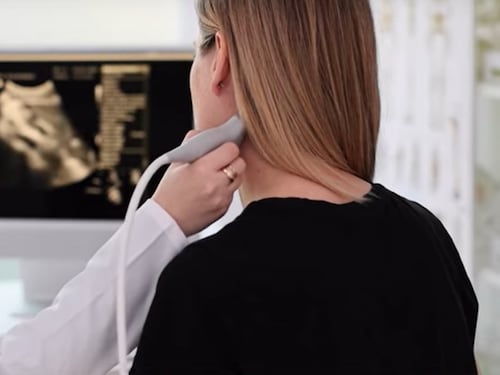 Problemi alla tiroide, come comportarsi a tavola per mantenerla in salute: i cibi consigliati e quelli da evitare