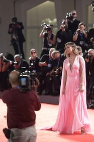 Belen Rodriguez a Venezia: la scollatura è inguinale 1