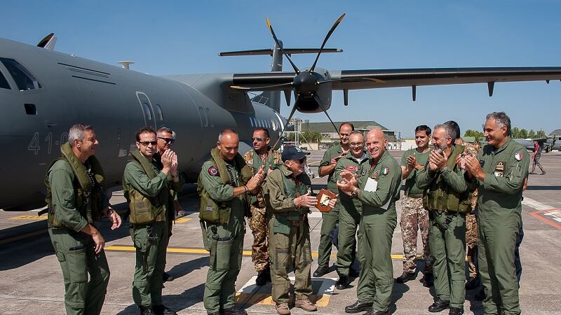 L'aviere quasi centenario corona l'ultimo sogno: In volo con l'Aeronautica