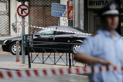 Una busta esplode nell'auto di Papademos 9
